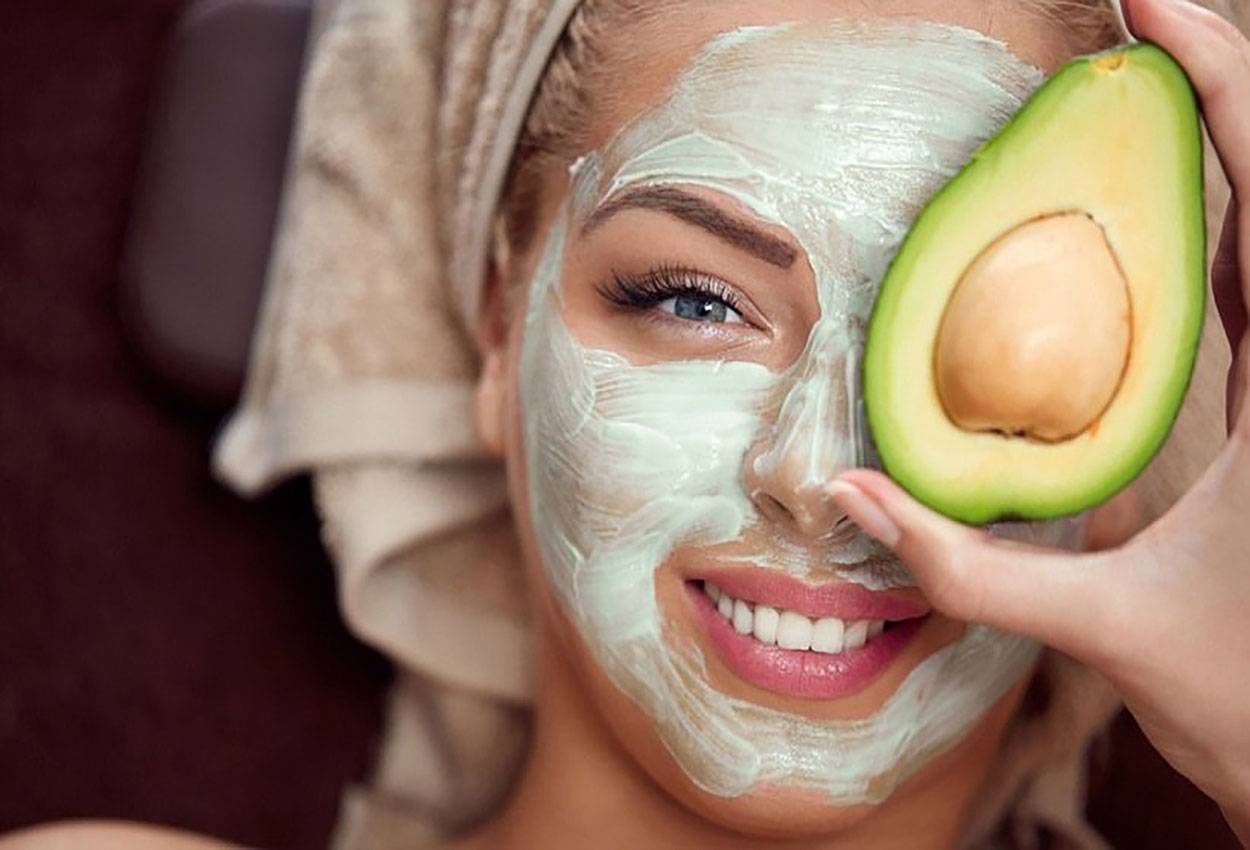 young woman applying avocado face mask 1 - 13 ماسک مناسب برای درمان جوش